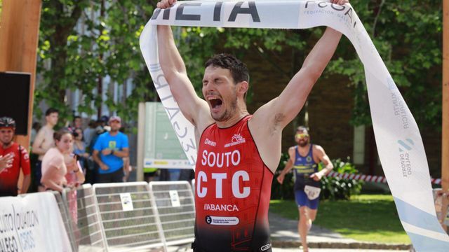 Abel Souto, ganador del XXII Triatlón del Ayuntamiento de Oleiros.