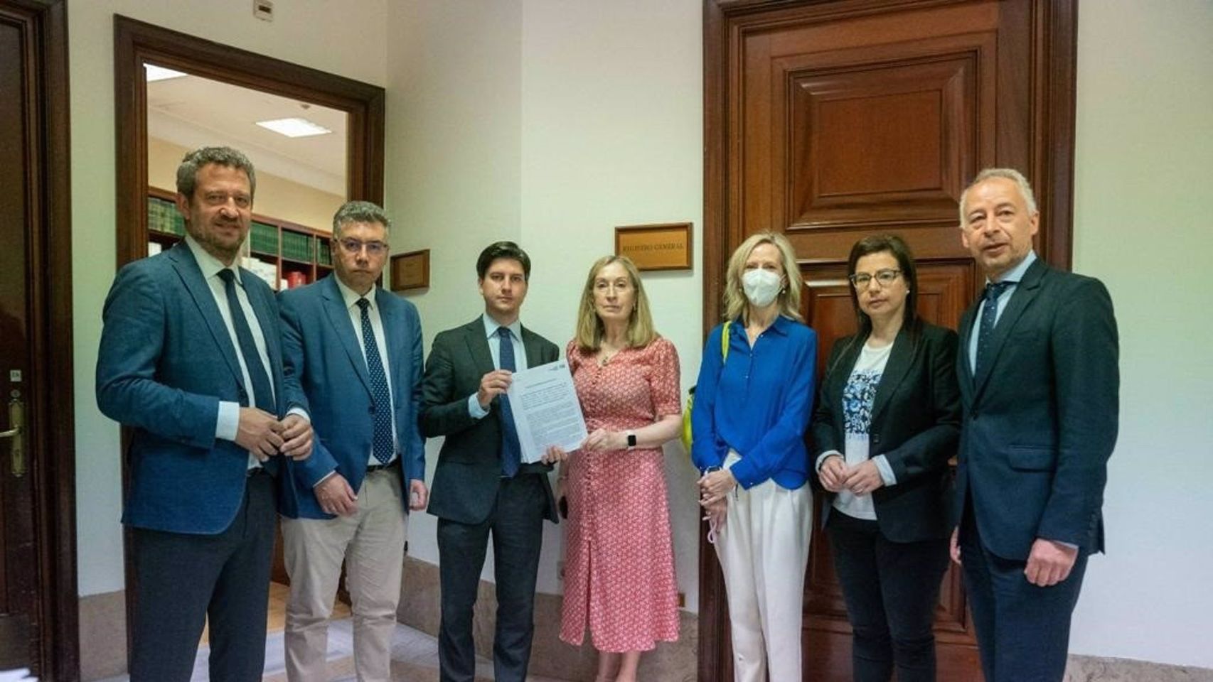 Diputados del PP registran en el Congreso una pregunta al Gobierno sobre si prevé indultar al exfuncionario por ‘enchufar’ a la cuñada de la presidenta de la Diputación de Pontevedra, Carmela Silva.