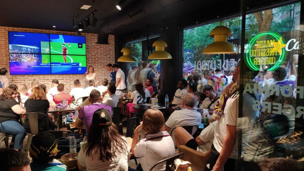 Aficionados madridistas, tanto en el interior como en el exterior del Carl's Jr.