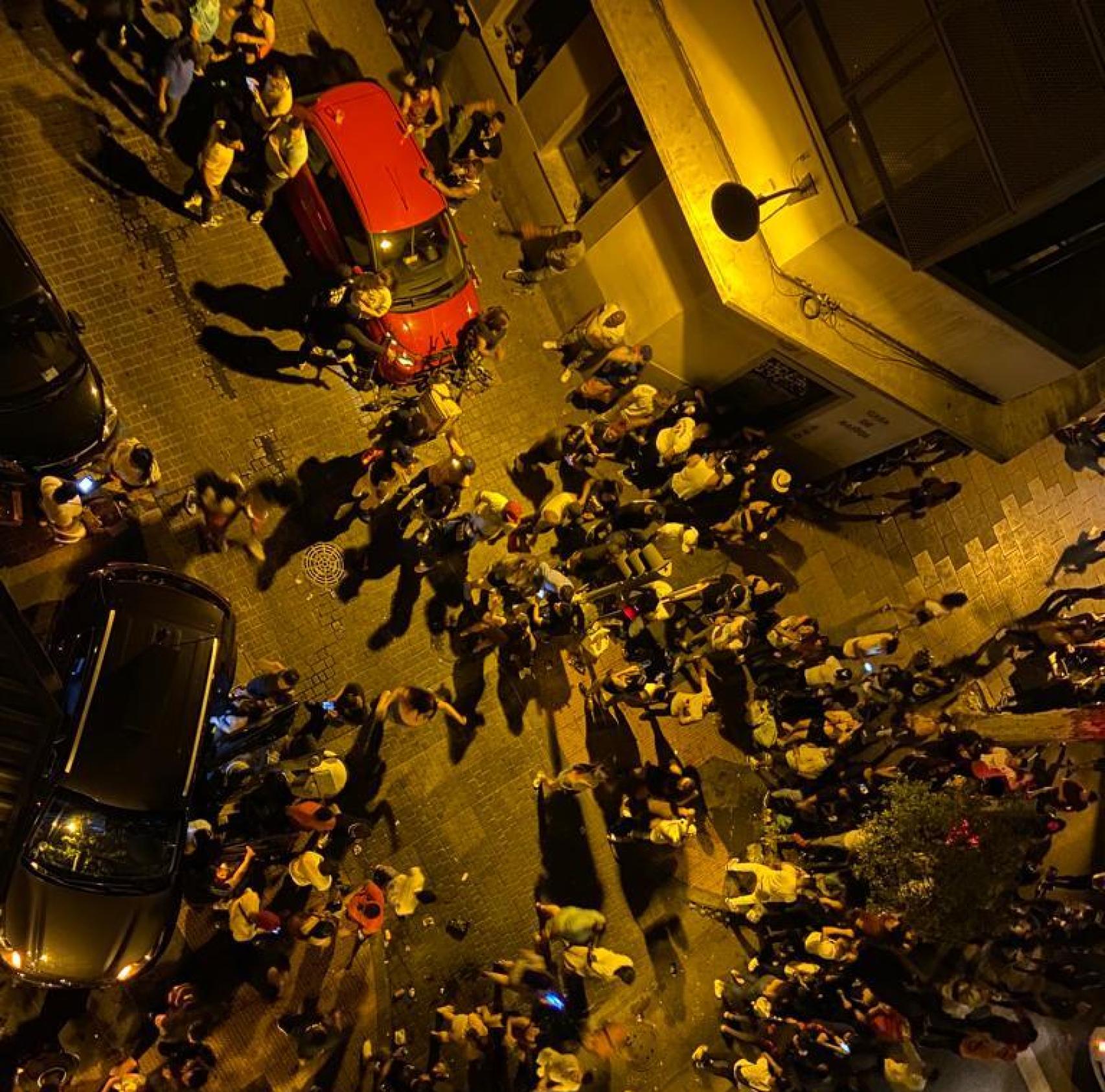 Imagen de la muchedumbre concentrada esta madrugada en Bravo Murillo.