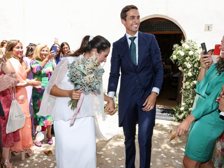 La pareja de recién casados a la salida de la iglesia.