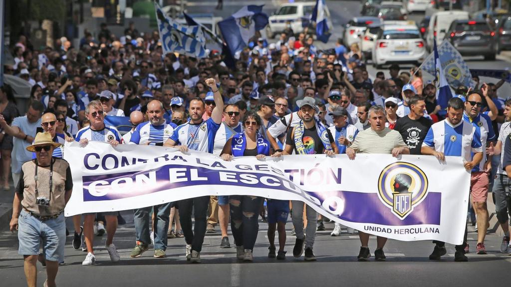 Cabecera de la protesta con el lema 'Contra la gestión, con el escudo'.