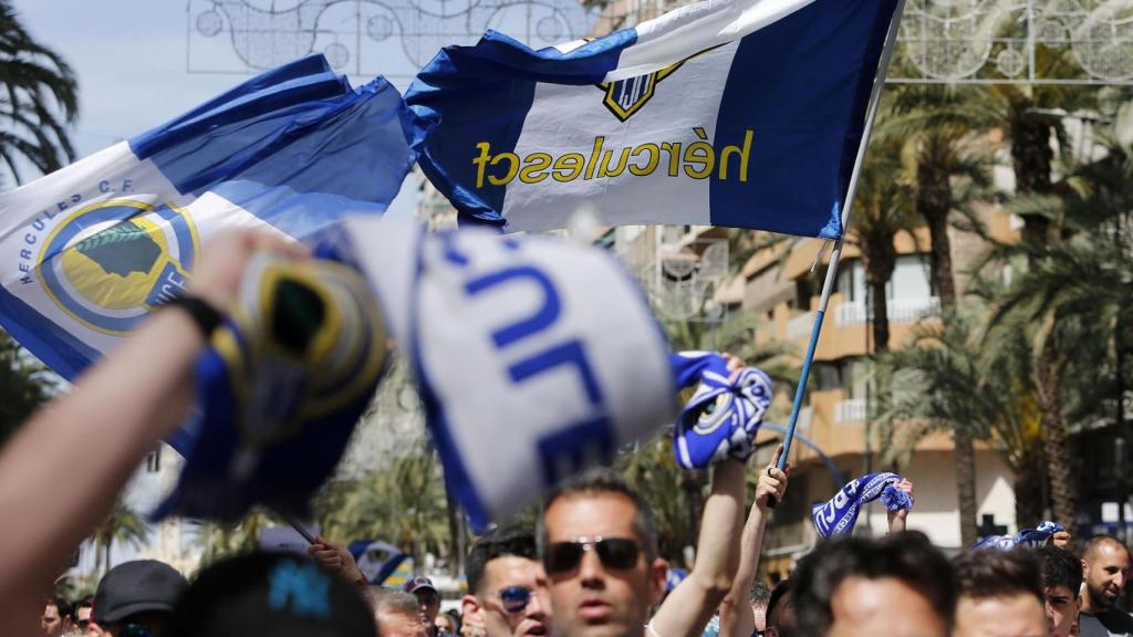 Banderas del Hércules en un instante de la manifestación.