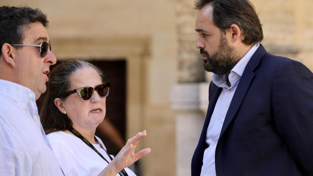 Paco Núñez, este domingo con otras personas en la localidad conquense de Uclés