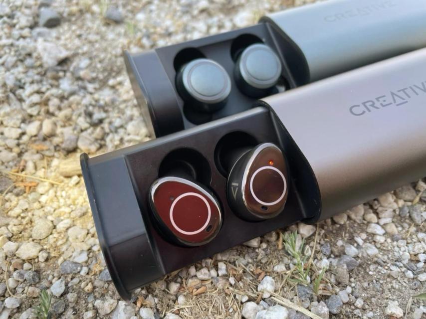 Creative Outlier Pro (abajo) junto a Creative Outlier Air 3 (arriba).