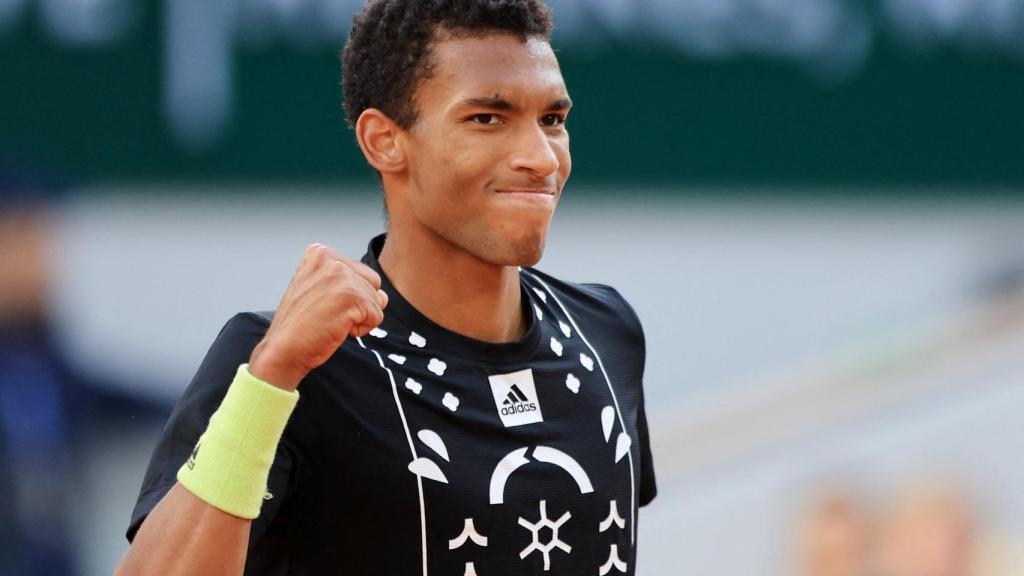 Felix Auger-Aliassime celebra un punto.