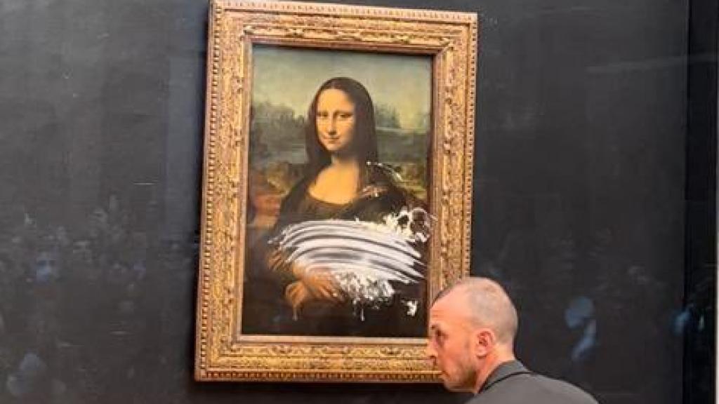 Un visitante del Louvre ataca la Gioconda con una tarta