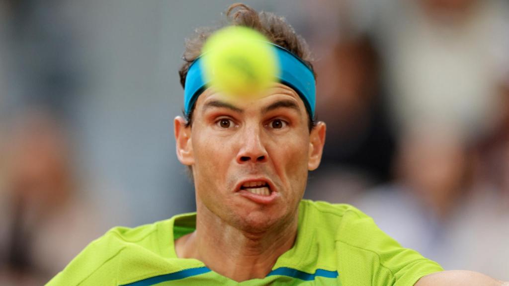Rafa Nadal busca una bola.