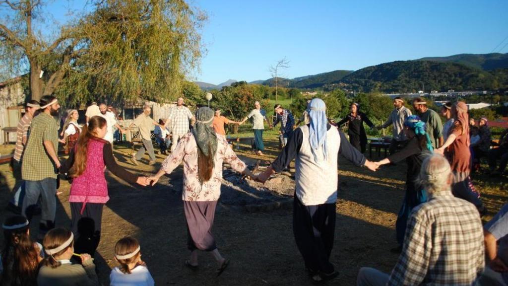 Miembros de la tribu bailando.