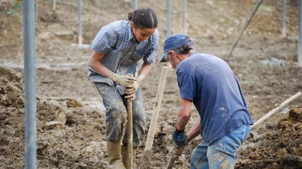 Dos miembros trabajando en el campo.