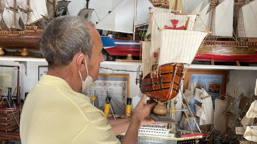Manuel, mostrando  uno de sus barcos.