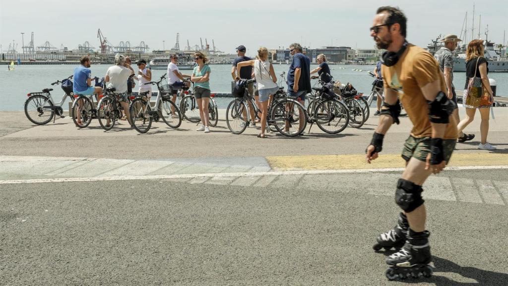 Varios turistas, este domingo en Valencia.