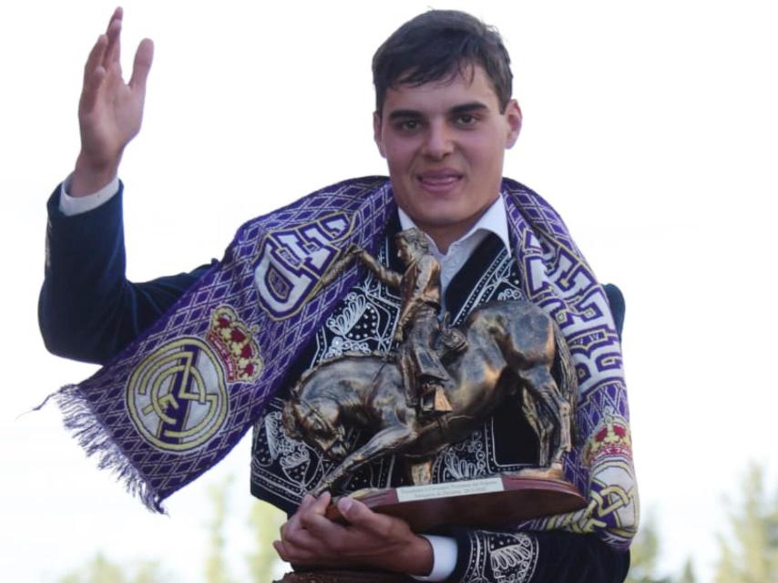 El rejoneador salmantino Sergio Pérez triunfa en el certamen “Promesas del Rejoneo”. Fotografía: Natalia Calvo