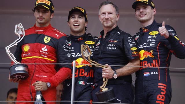 Carlos Sainz junto a 'Checo' Pérez y Max Verstappen en el podio del Gran Premio de Mónaco