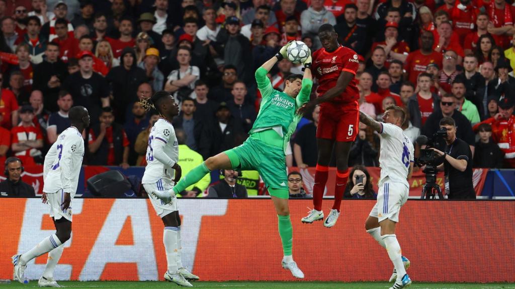 Thibaut Courtois impide que Ibrahima Konate remate un balón