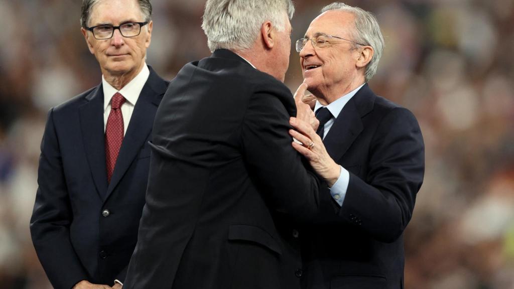 Florentino Pérez felicitando a Carlo Ancelotti tras ganar la Champions