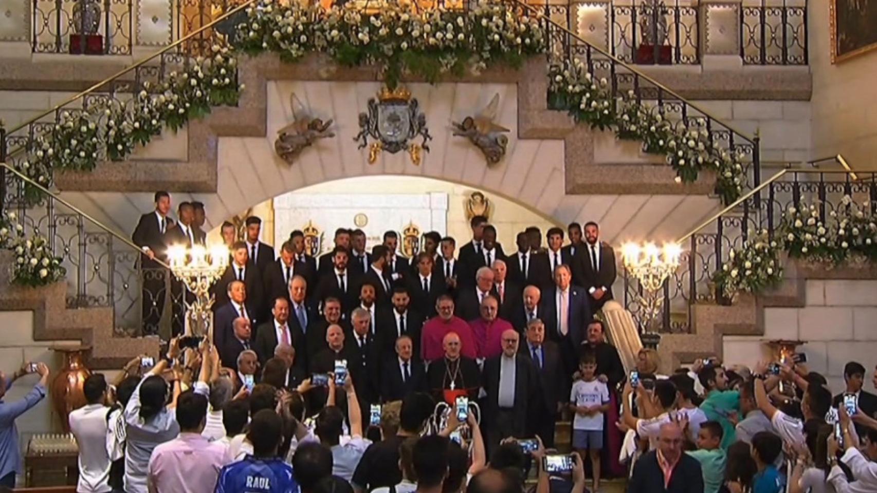 Foto de familia del Real Madrid en la Catedral de la Almudena