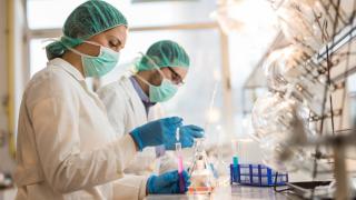 Dos investigadores en un laboratorio.