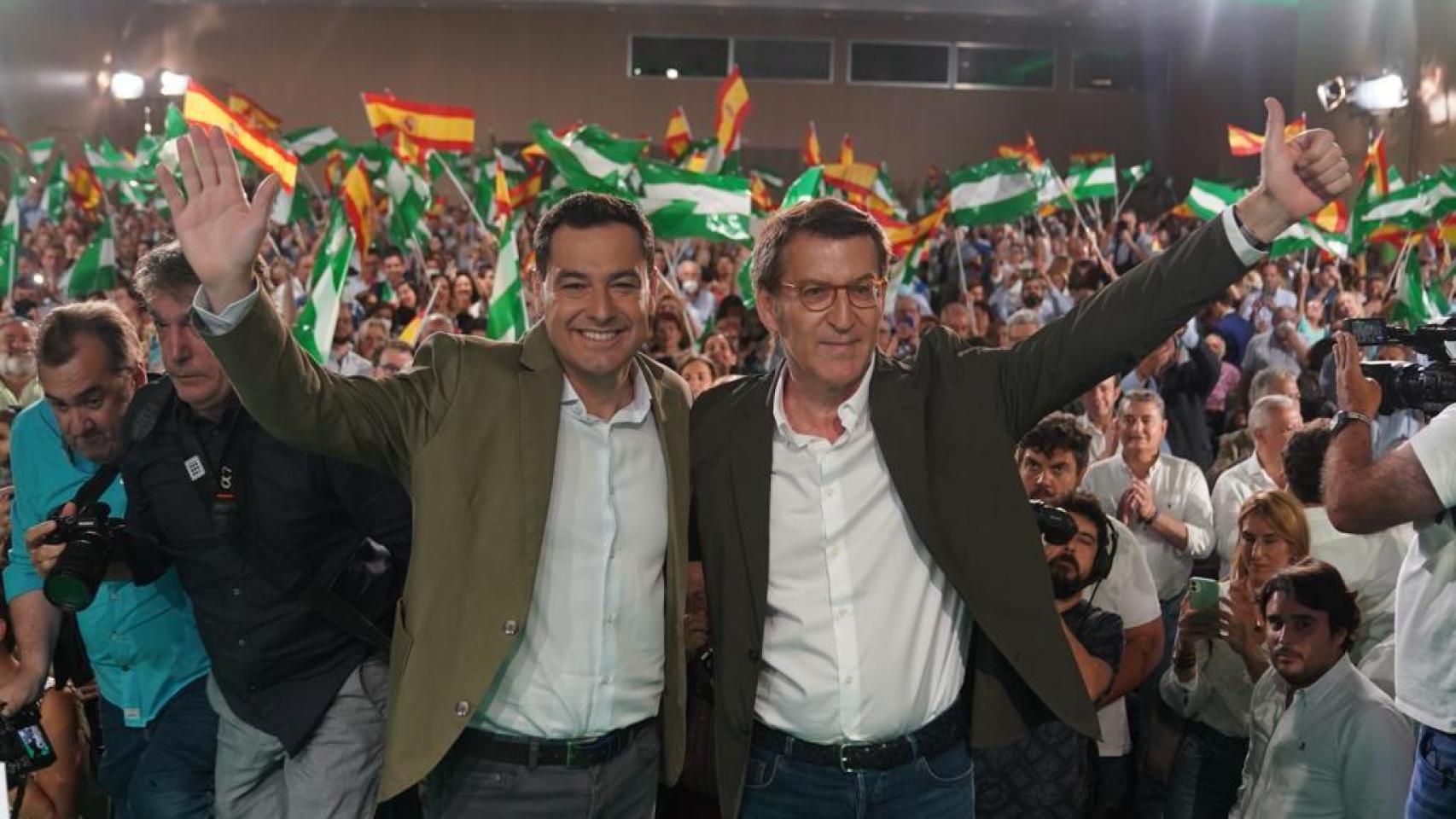 Alberto Núñez Feijóo y Juanma Moreno en un acto de precampaña en Sevilla.