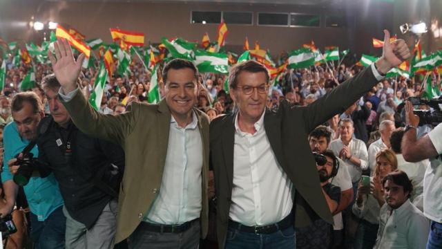 Alberto Núñez Feijóo y Juanma Moreno en un acto de precampaña en Sevilla.