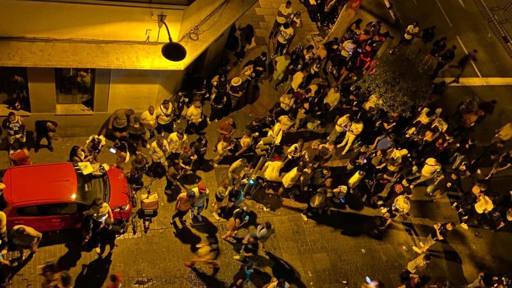 Imagen de la turba acumulada en la madrugada de este sábado en el distrito de Tetuán, en Madrid.