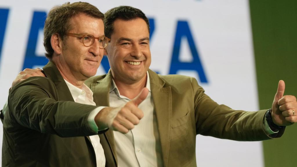 El presidente del PP, Alberto Núñez Feijóo, y el de la Junta de Andalucía, Juanma Moreno, en un acto en Sevilla.