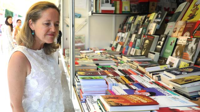 Nadia Calviño en la Feria del Libro de Madrid.