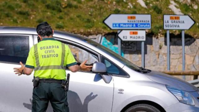 Un agente de Tráfico habla con un conductor.