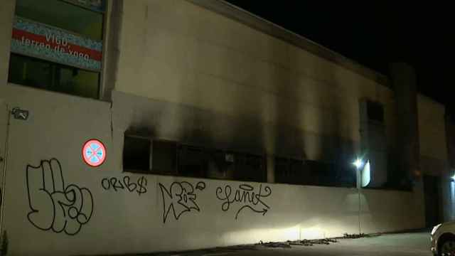 Piscina municipal de Teis tras el incendio.