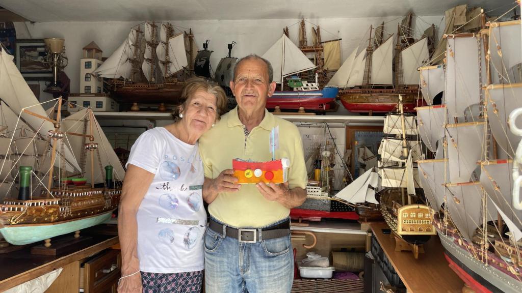 María Luisa y Manuel con el barco de la pequeña Valeria.
