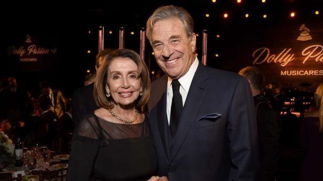 Paul Pelosi junto a su mujeres en una imagen de archivo.