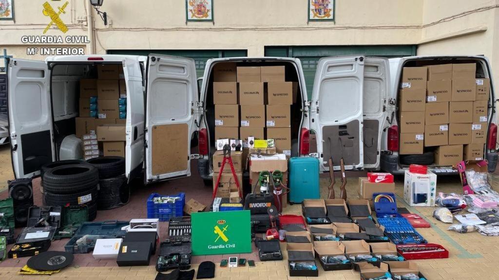 Algunos de los efectos robados que han sido recuperados por la Guardia Civil.
