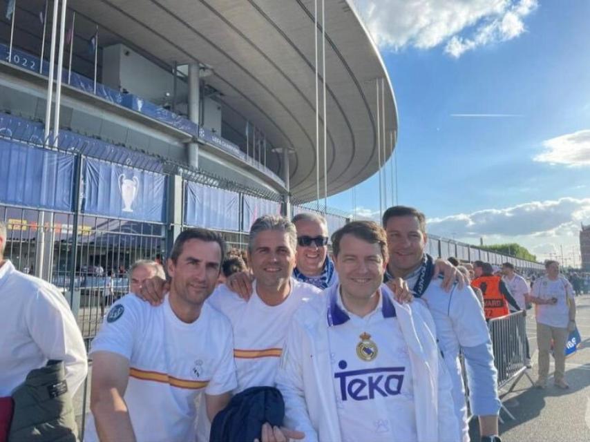 El presidente de la Junta, Alfonso Fernández Mañueco, con el empresario Julián Ramos, el sábado en la final de la Champions League.