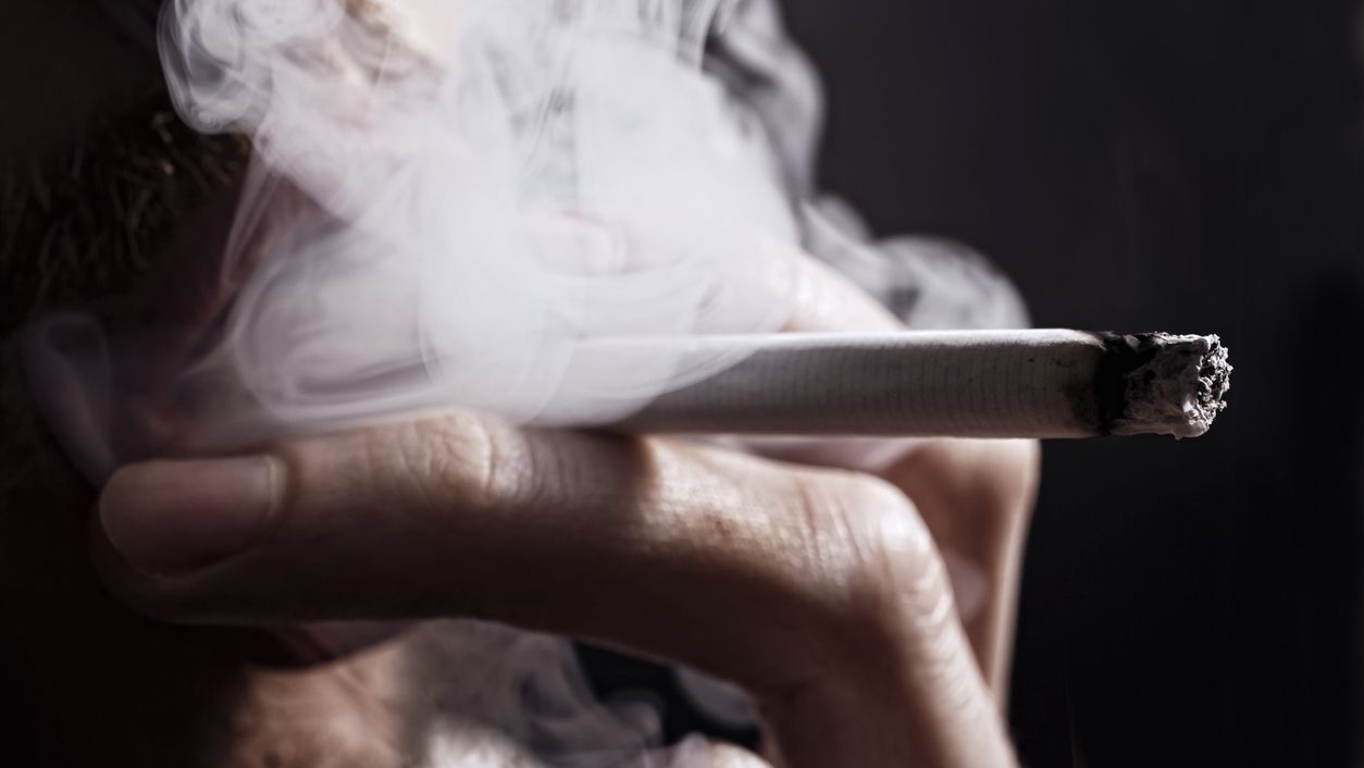 Imagen de archivo de una persona fumando.