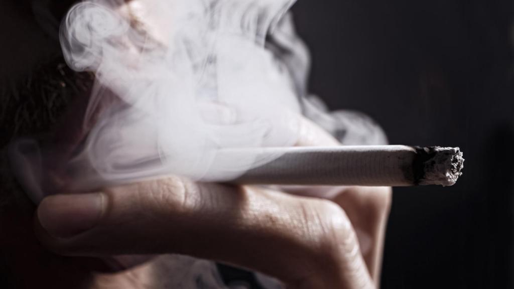 Imagen de archivo de una persona fumando.