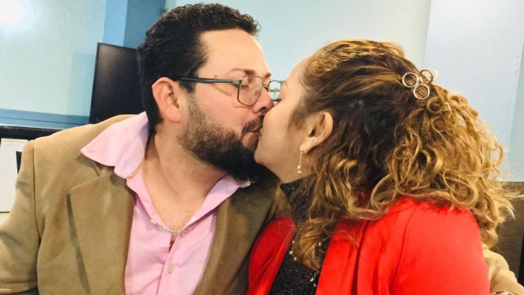 Jesús y Bessy, besándose, en una imagen cedida por sus familia.