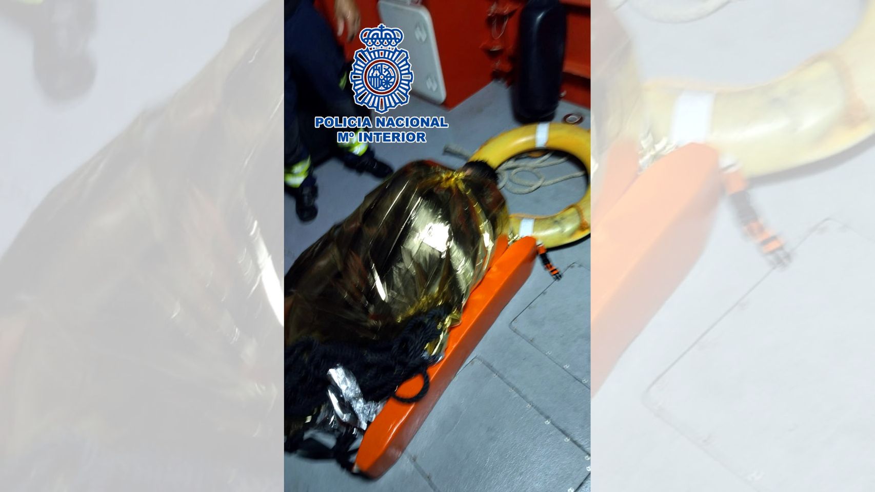 Salvamento lo encontró en estado grave de hipotermia cerca del espigón del Postiguet.