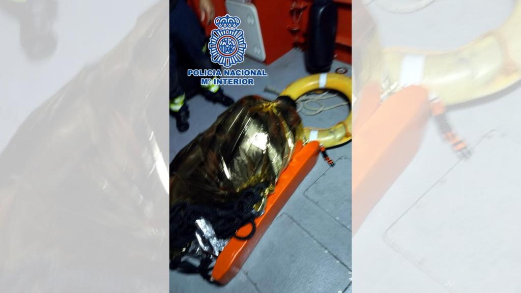 Salvamento lo encontró en estado grave de hipotermia cerca del espigón del Postiguet.