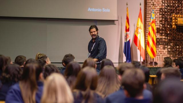 Antonio Sola, con alumnos y alumnas.