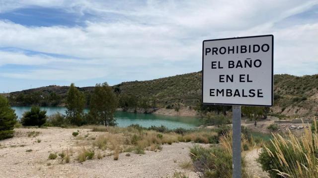 El cartel de prohibido el baño en uno de los puntos del pantano de Crevillent.