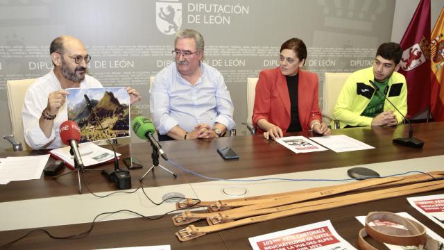 La diputada de Deportes, Susana Folla, presenta junto al presidente de la Federación de Lucha Leonesa, Ángel Rivero, a la expedición que participartá en el 103º Festival Cantonal de Lucha Suiza