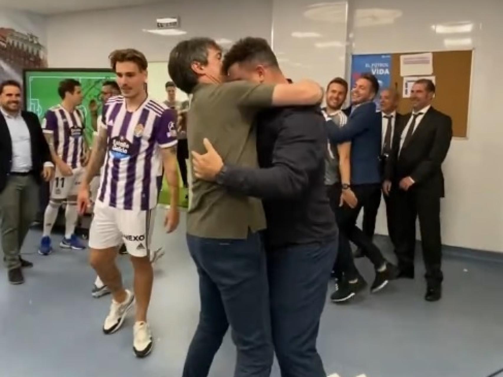 Pacheta y Ronaldo se funden en un abrazo