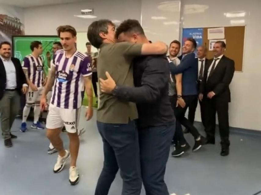 Pacheta y Ronaldo se funden en un abrazo
