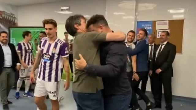 Pacheta y Ronaldo se funden en un abrazo