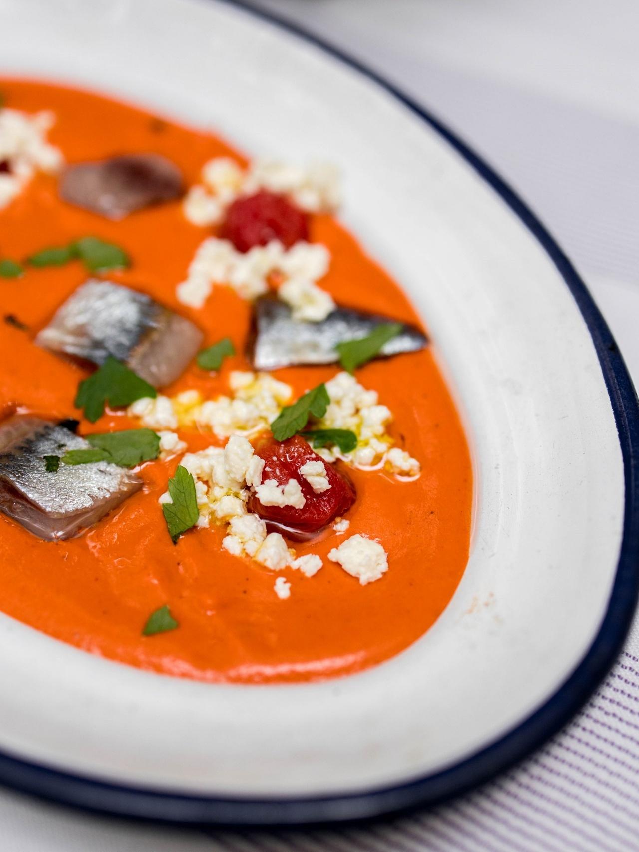 Salmorejo cremoso de pimientos asados, sardina ahumada y queso feta