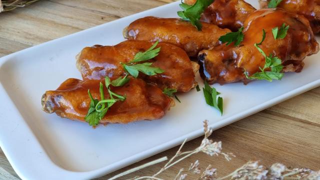 Consigue las alitas de pollo al horno más crujientes, ¡y báñalas con salsa agridulce casera!