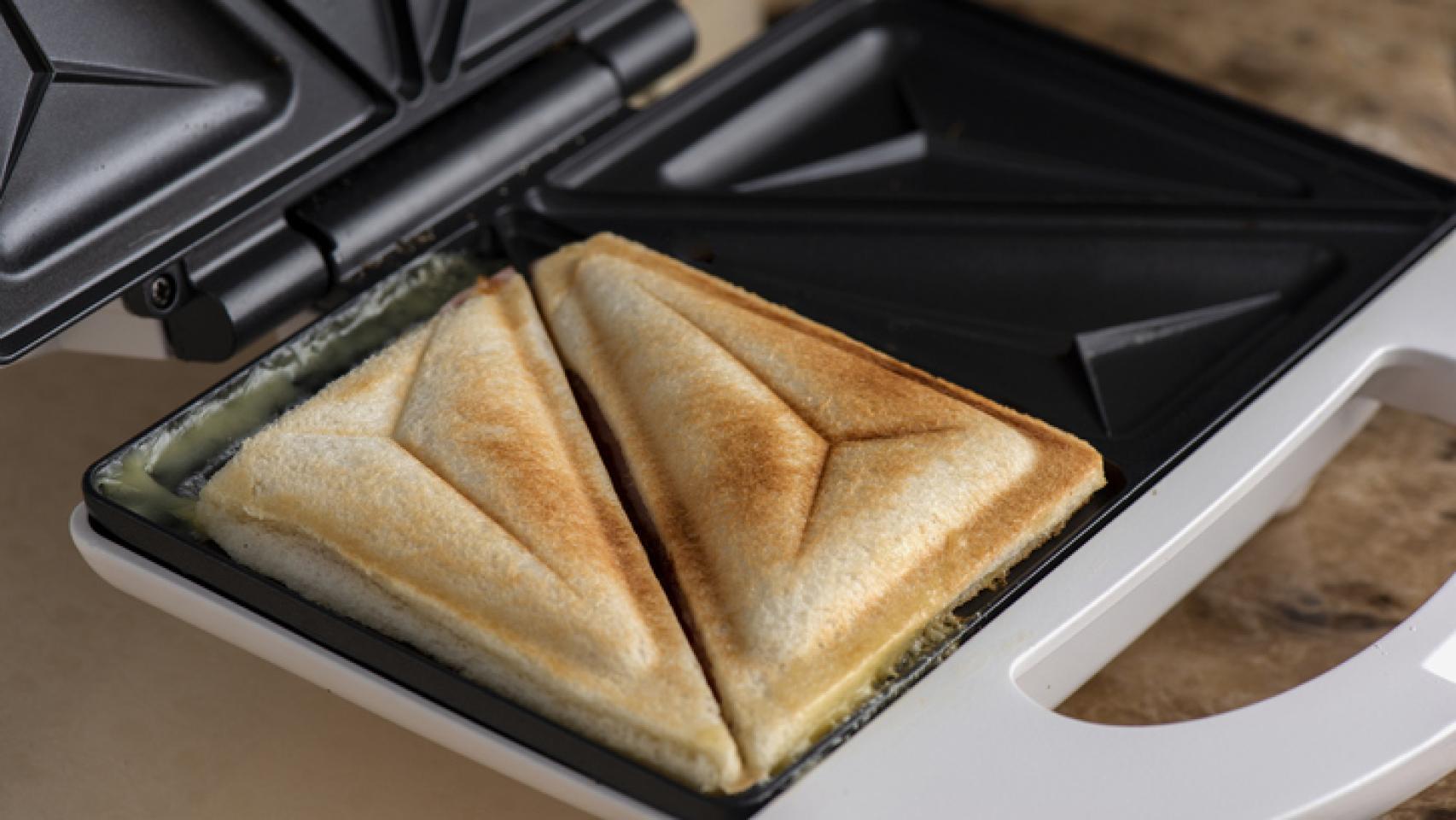 Así es como tienes que limpiar la sandwichera y no como hacías hasta ahora.