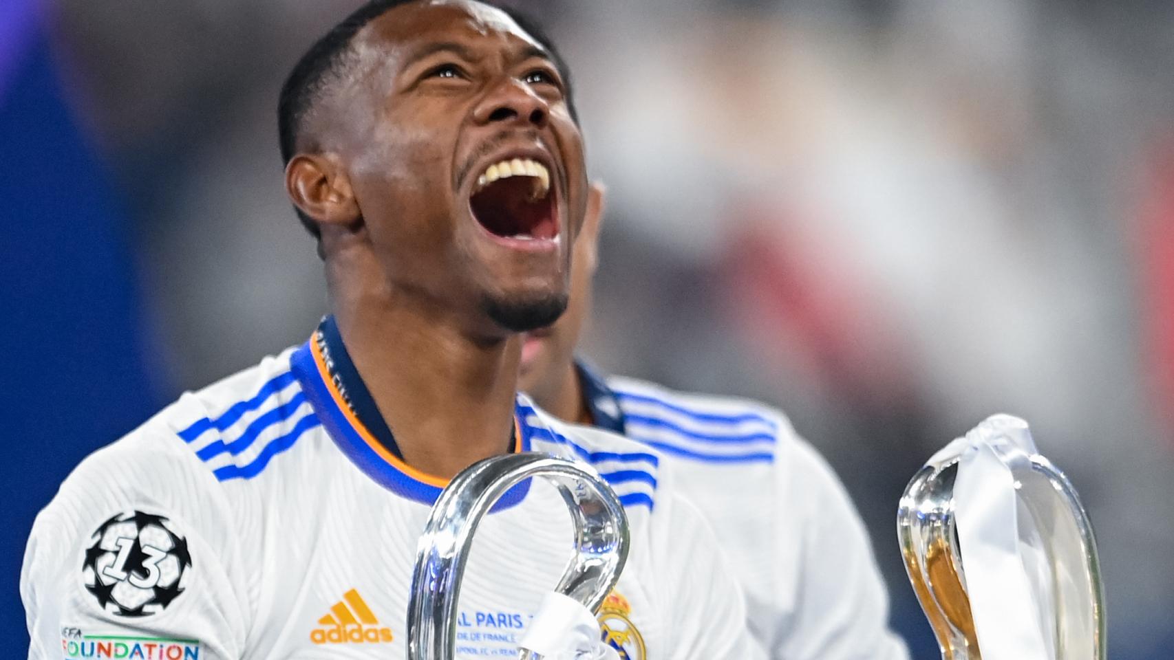 David Alaba, con el trofeo de la Champions League (la 'Orejona')