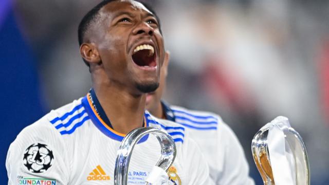 David Alaba, con el trofeo de la Champions League (la 'Orejona')