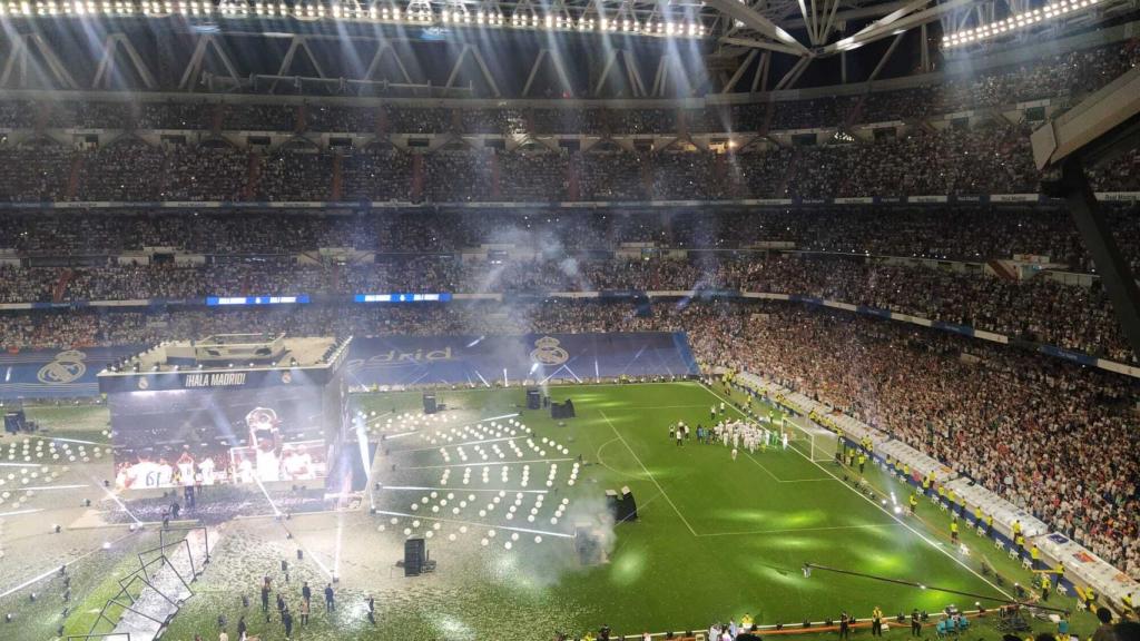 Los jugadores del Real Madrid dan la vuelta al Santiago Bernabéu